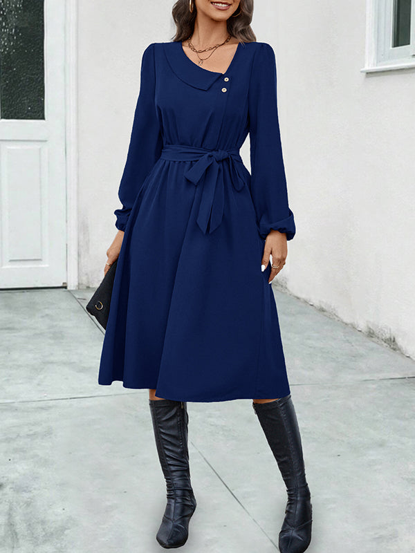 Robe mi-longue boutonnée coupe trapèze, à manches longues, à taille nouée, à col asymétrique, couleur unie