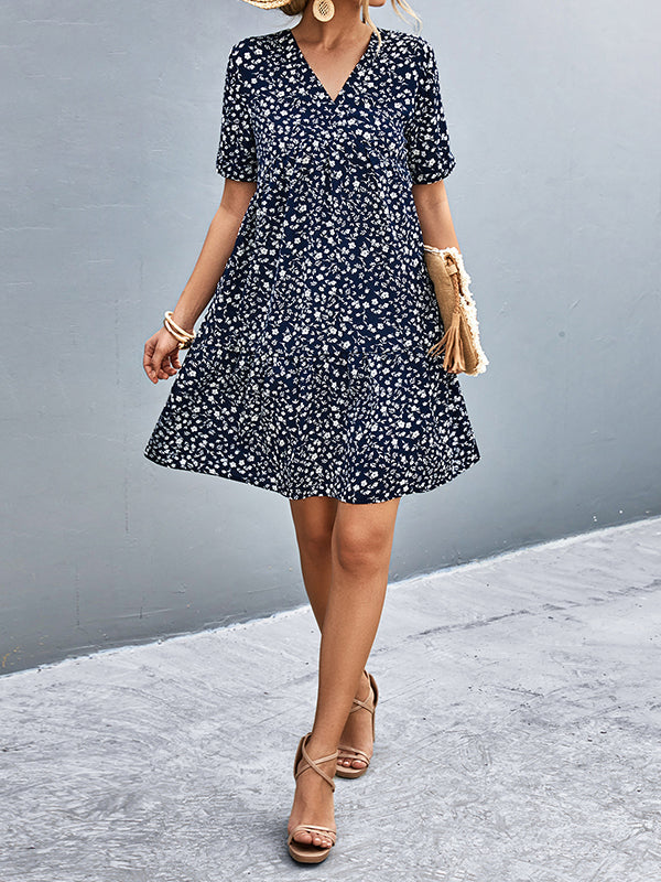 Robe courte à manches courtes, à imprimé floral, à empiècements, à col en V