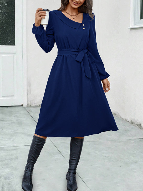 Robe mi-longue boutonnée coupe trapèze, à manches longues, à taille nouée, à col asymétrique, couleur unie