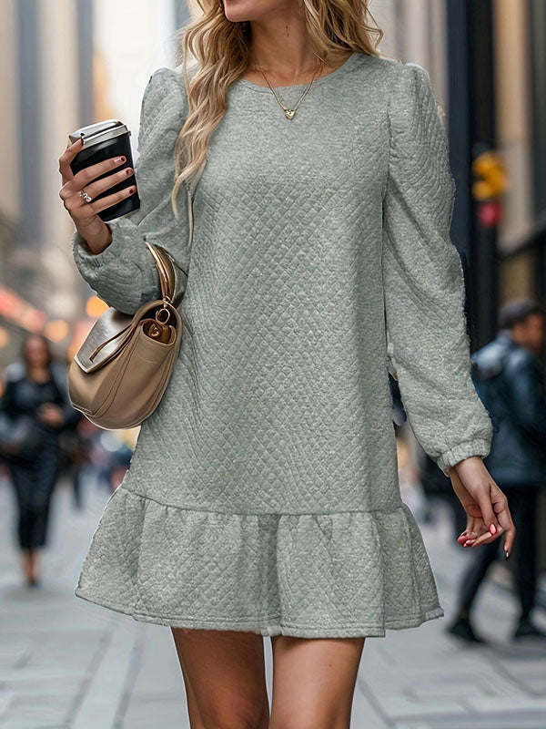 Robe courte plissée coupe trapèze, à manches longues, en jacquard, à empiècements, à col rond, couleur unie