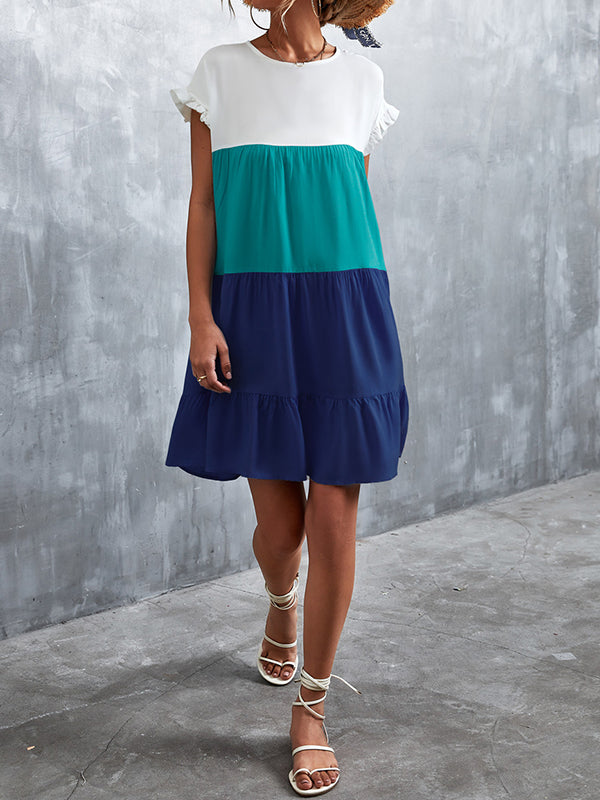 Robe courte ample plissée à manches volantées, à falbalas, à empiècements, à col rond, couleur contrastée