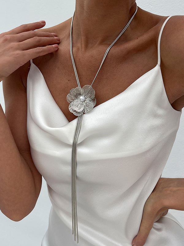 Collier en forme de fleur, à pompons