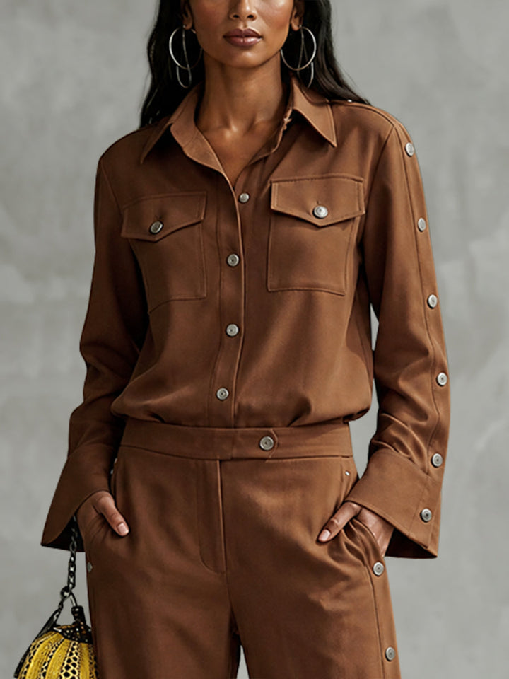 Ensemble deux pièces : chemisier boutonné à manches longues, à col revers, à poches, couleur unie + pantalon boutonné taille haute, à poches, à jambes larges