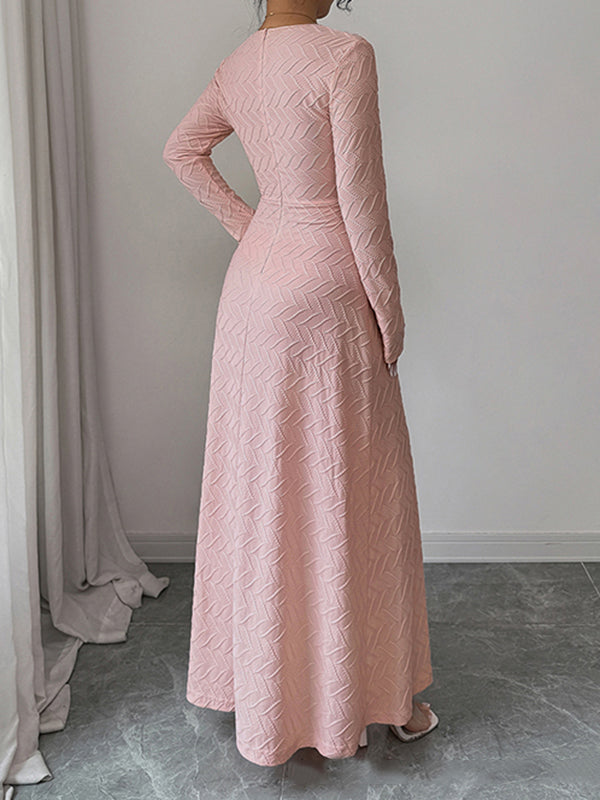 Robe longue plissée taille haute, à manches longues, à décolleté en V profond, couleur unie
