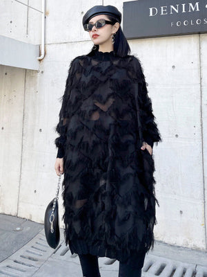 Robe mi-longue asymétrique transparente à coupe irrégulière, à manches longues, en résille, à poches, à empiècements, à pompons, à col montant, couleur unie