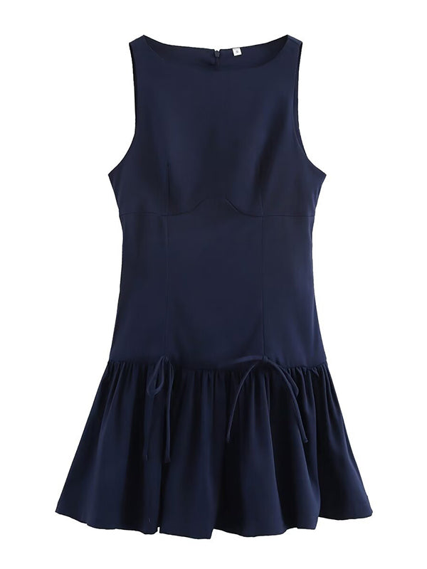 Robe courte ample plissée coupe trapèze, à empiècements, à fermeture éclair, à col rond, couleur unie