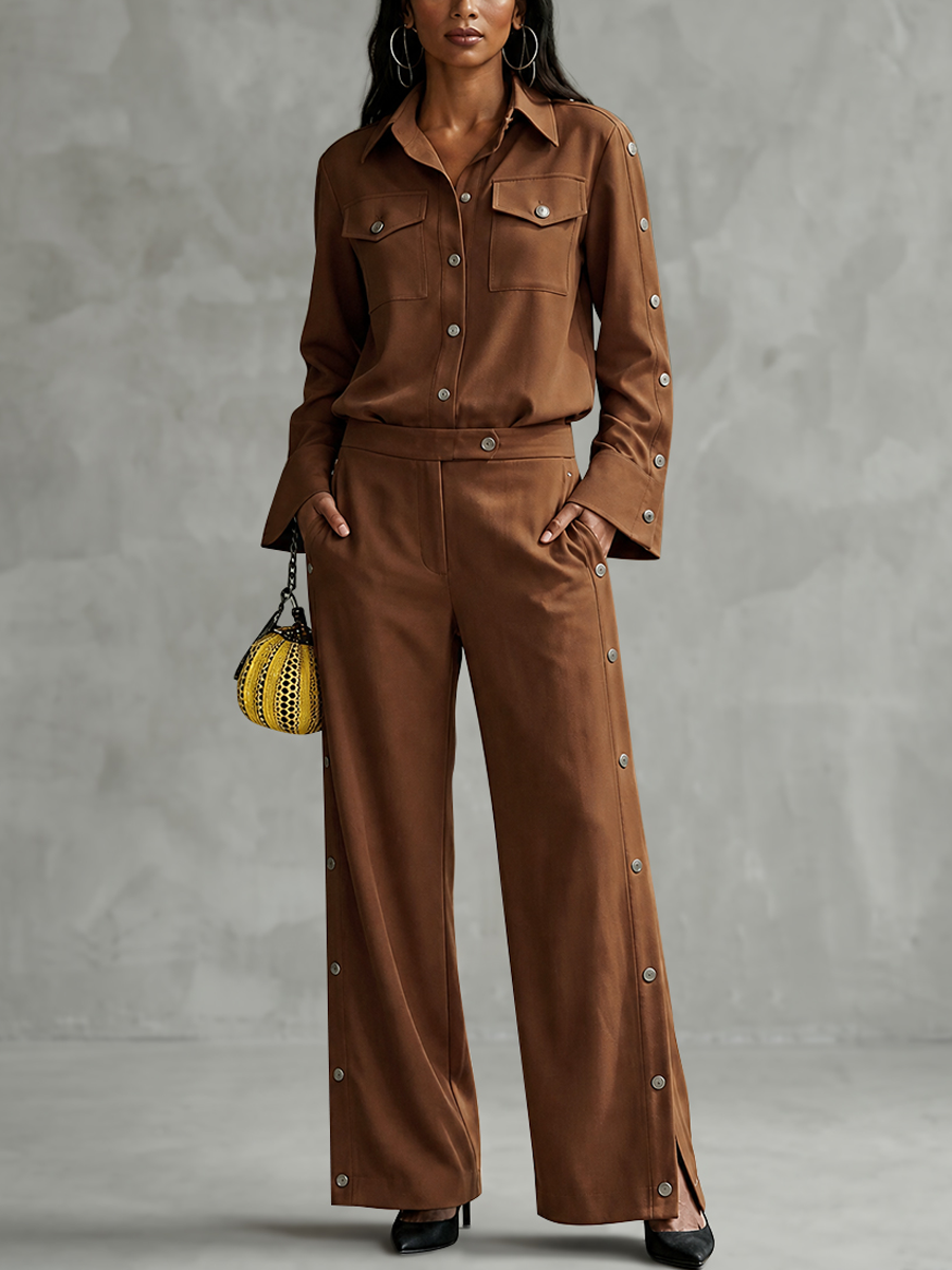 Ensemble deux pièces : chemisier boutonné à manches longues, à col revers, à poches, couleur unie + pantalon boutonné taille haute, à poches, à jambes larges
