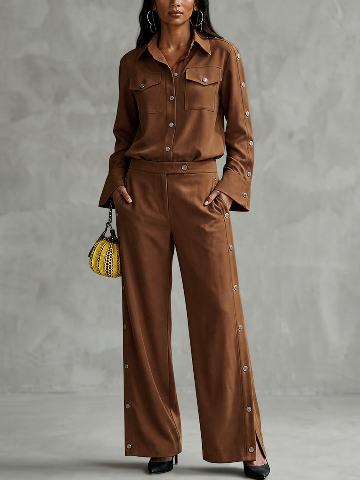 Ensemble deux pièces : chemisier boutonné à manches longues, à col revers, à poches, couleur unie + pantalon boutonné taille haute, à poches, à jambes larges