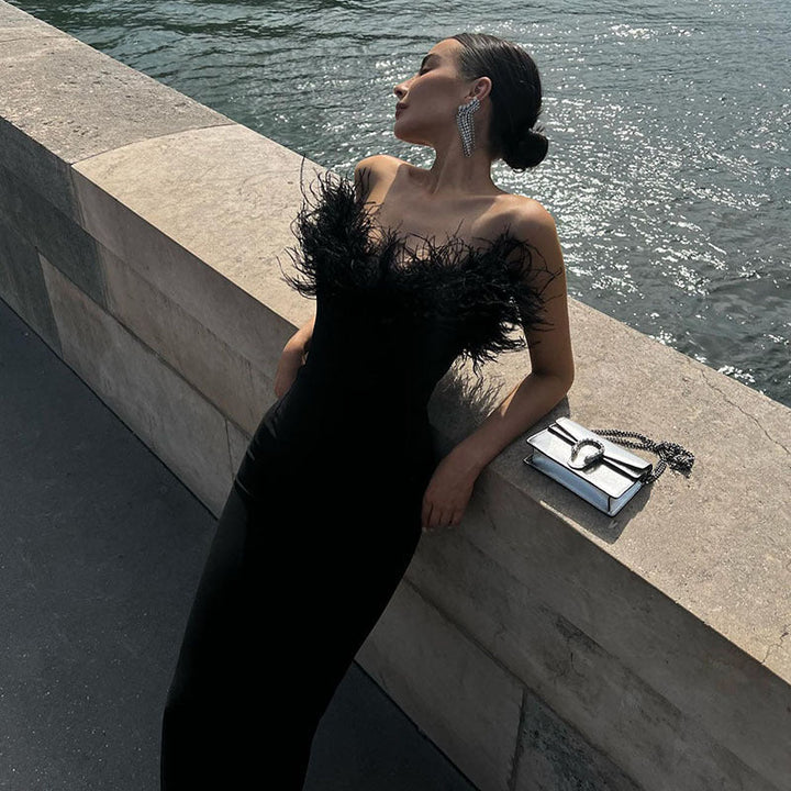 Viviana - Robe maxi noire avec décolleté bardot et décoration en plumes