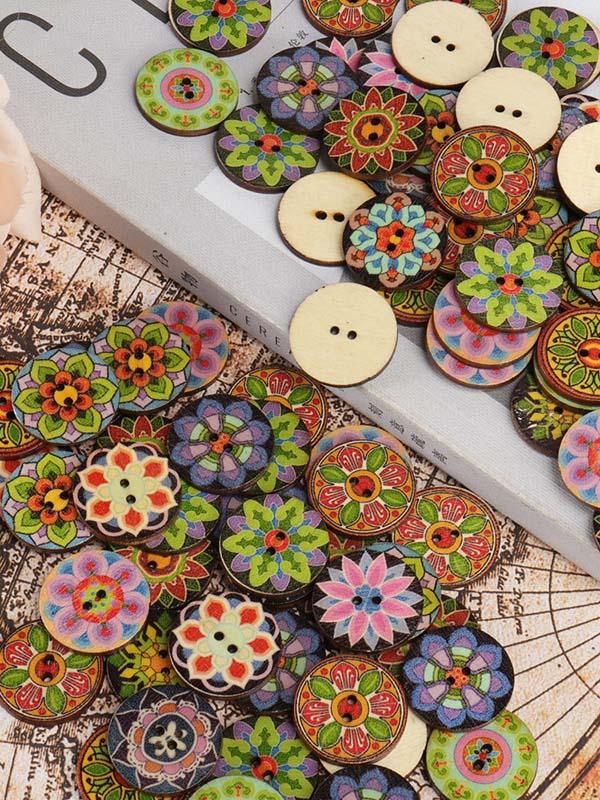 Environ 100 boutons ronds imprimés multicolores.