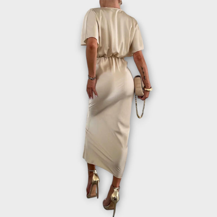 Sable - Robe maxi à décolleté en V avec nœud croisé et coupe ajustée en satin de haute qualité