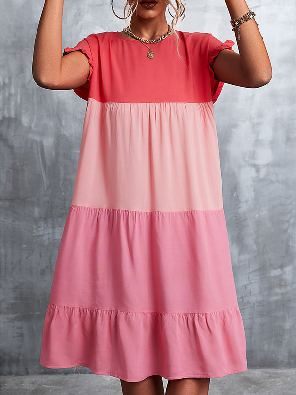 Robe courte ample plissée à manches volantées, à falbalas, à empiècements, à col rond, couleur contrastée