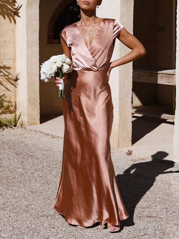 Robe longue ample plissée à manches courtes, à empiècements, à col en V, couleur unie