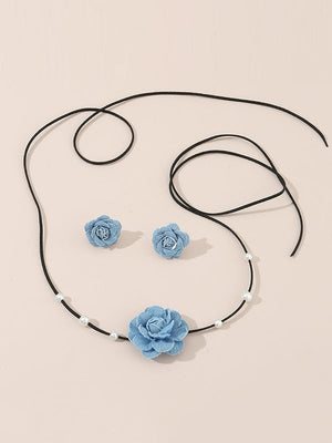 Parure collier et boucles d'oreilles perlée délicate en forme de fleur