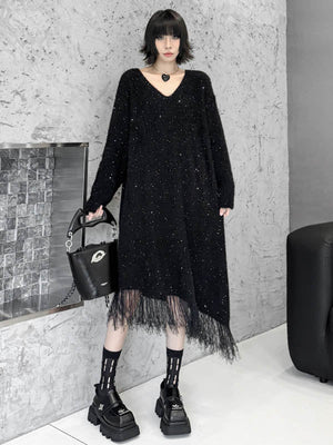 Robe pull brillante à coupe irrégulière, à manches longues, à sequins, à empiècements, à pompons, à col en V, couleur contrastée