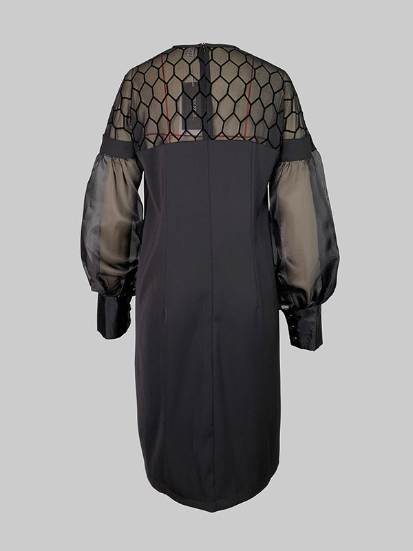 Robe courte ample ajourée à manches longues, à empiècements, à col rond, couleur unie