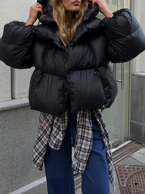Manteau ample matelassé à manches longues, à empiècements, à capuche, couleur unie