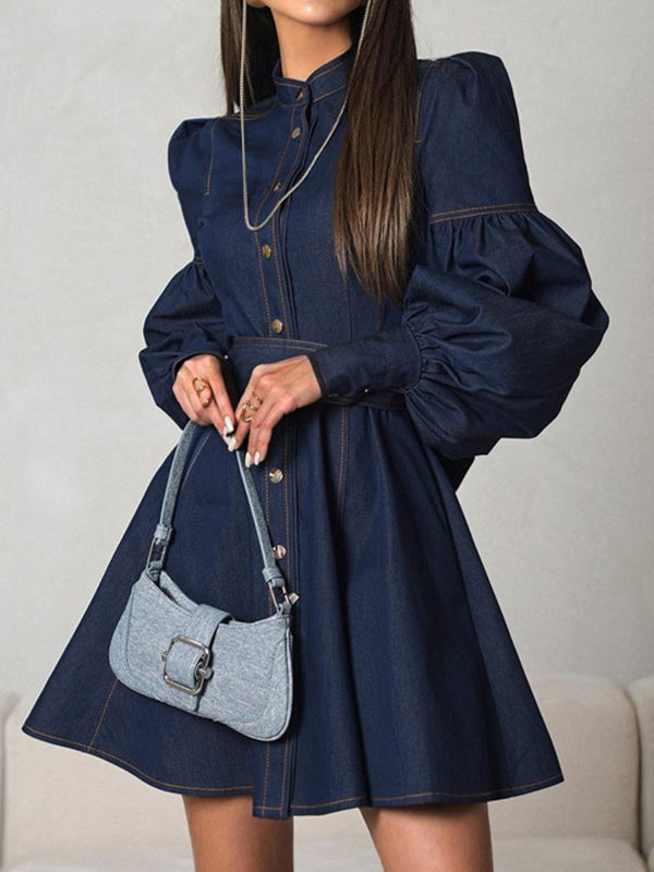 Robe courte boutonnée plissée coupe trapèze, à manches longues, à empiècements, à taille nouée, à col cheminée