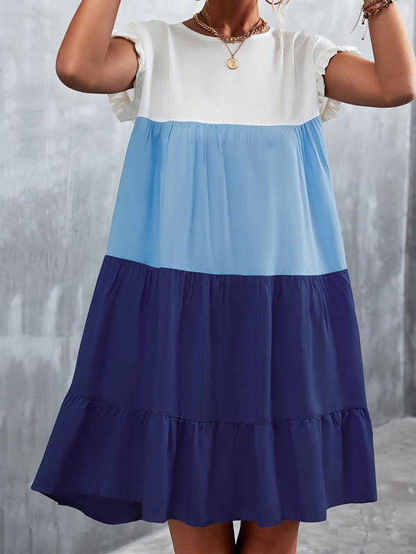 Robe courte ample plissée à manches volantées, à falbalas, à empiècements, à col rond, couleur contrastée