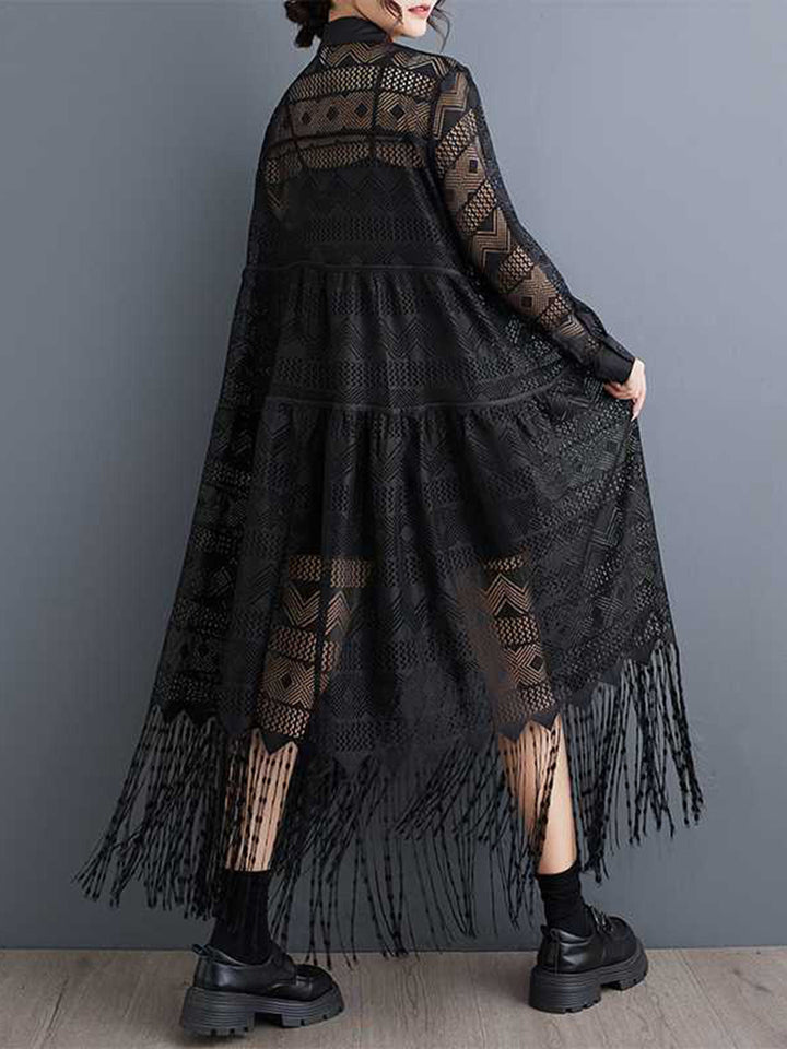 Robe mi-longue boutonnée imprimée transparente coupe trapèze, à manches longues, à empiècements, à pompons, à col revers