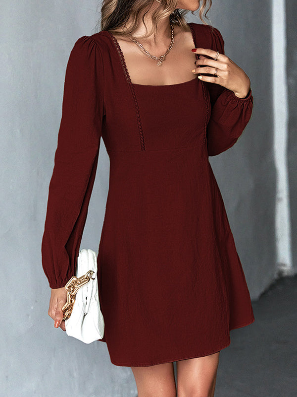 Robe courte coupe trapèze, taille haute, à empiècements, à col carré, couleur unie