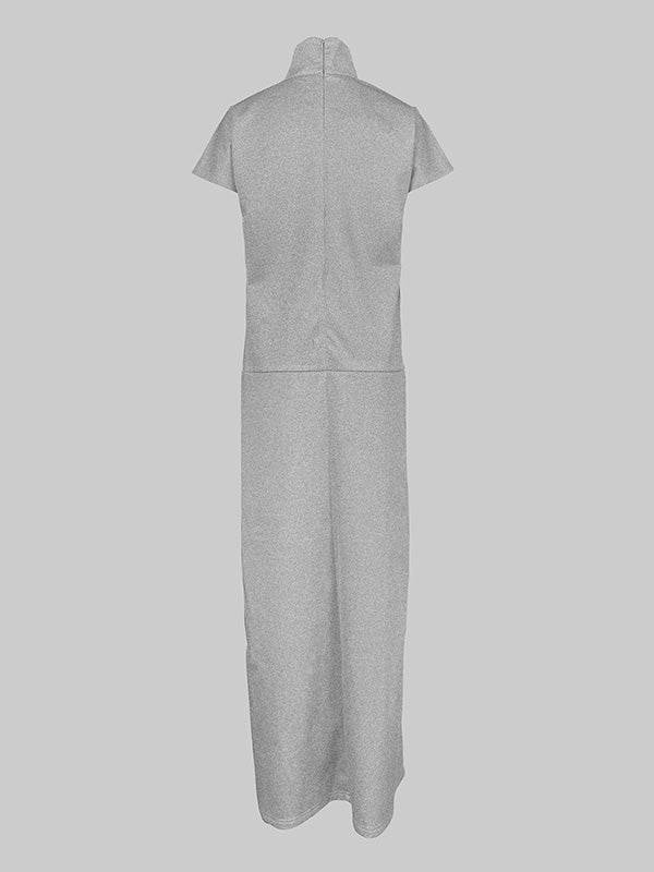 Robe longue ample à manches courtes, à empiècements, à col haut, couleur unie