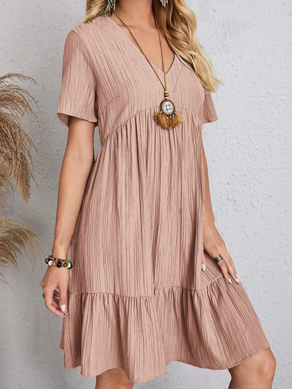 Robe courte ample plissée coupe trapèze, à empiècements, à col en V, couleur unie
