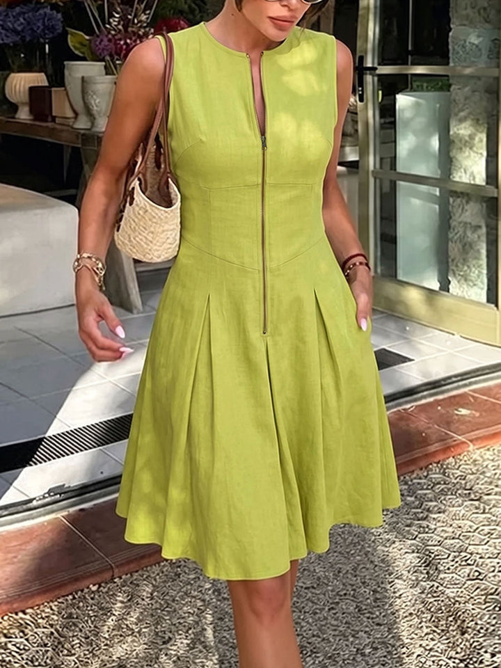 Robe courte plissée coupe trapèze, sans manches, à poches, à fermeture éclair, à col rond, couleur unie