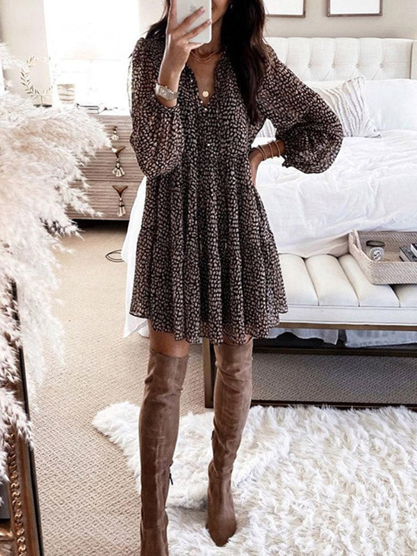 Robe courte ample boutonnée plissée à manches longues, à imprimé léopard, à col en V