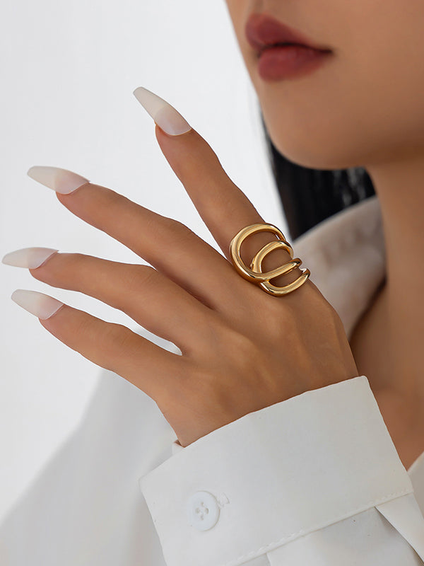 Bague géométrique brillante à coupe irrégulière