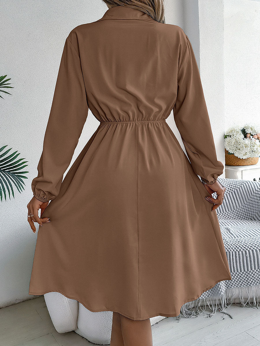 Robe chemise boutonnée plissée nouée coupe trapèze, à manches longues, à col revers, couleur unie