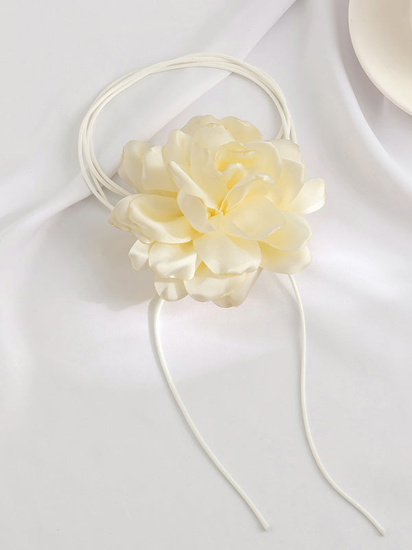 Collier délicat en forme de fleur, à lacets