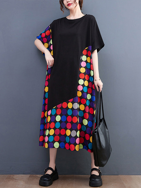 Robe mi-longue ample multicolore à manches courtes, à pois, à empiècements, à col rond