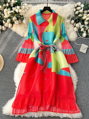 Robe mi-longue ample plissée à manches évasées, avec ceinture, couleur contrastée