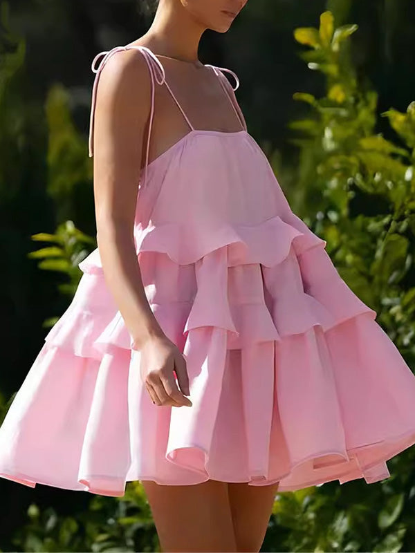 Robe courte superposée plissée coupe trapèze, taille haute, dos nu, à fines bretelles, couleur unie
