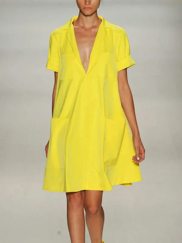Robe courte ample à manches courtes, à poches, à col cranté, couleur unie