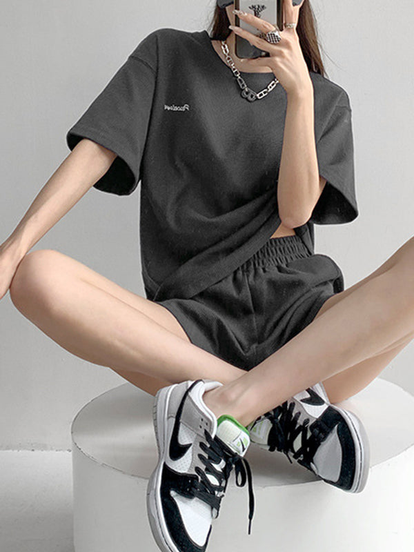 Ensemble deux pièces T-Shirt à manches courtes et col rond fendu + Short à taille élastique