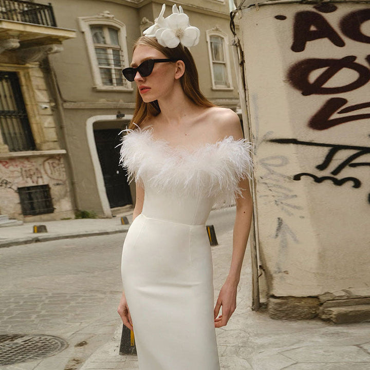 Viviana - Robe maxi noire avec décolleté bardot et décoration en plumes