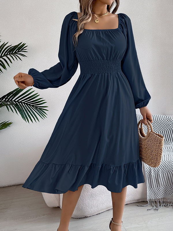 Robe mi-longue plissée volantée coupe trapèze, à taille élastique, à col carré, couleur unie