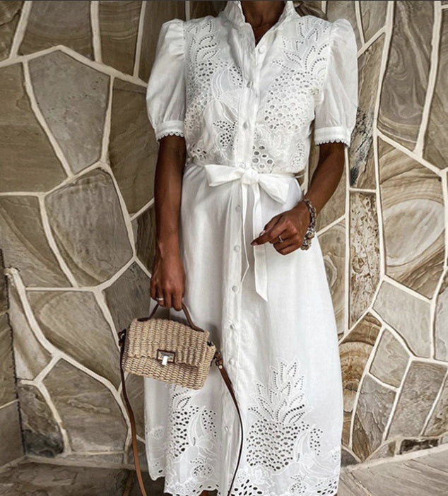 Elena - Robe midi blanche brodée avec des détails romantiques