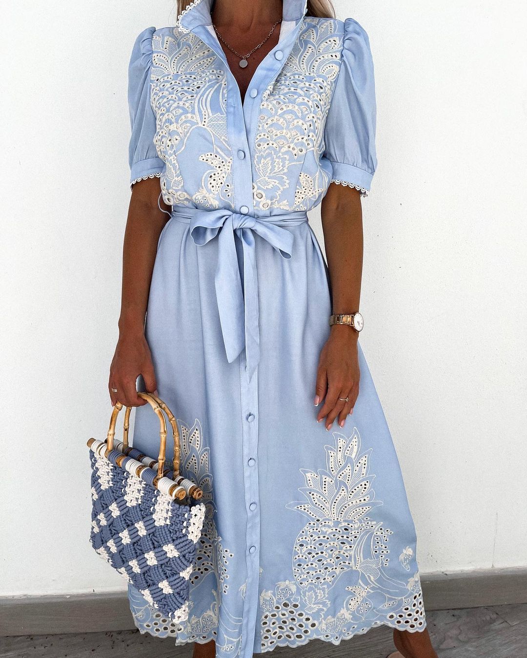 Elena - Robe midi blanche brodée avec des détails romantiques