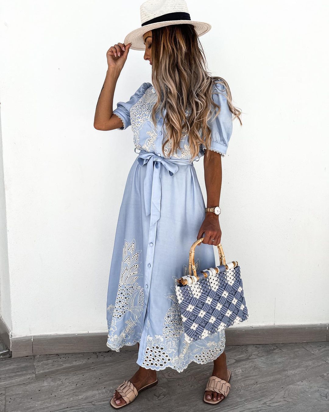 Elena - Robe midi blanche brodée avec des détails romantiques
