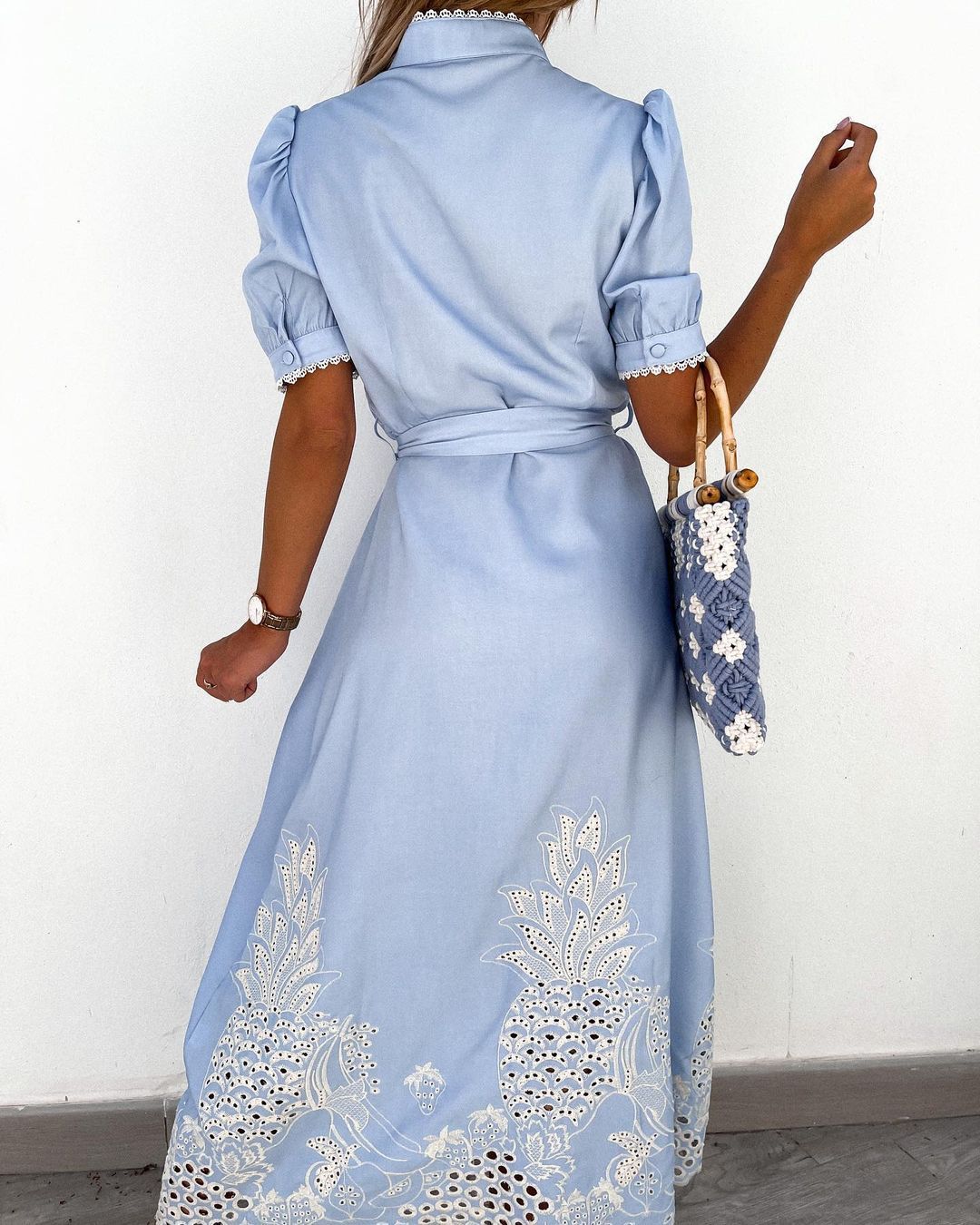 Elena - Robe midi blanche brodée avec des détails romantiques