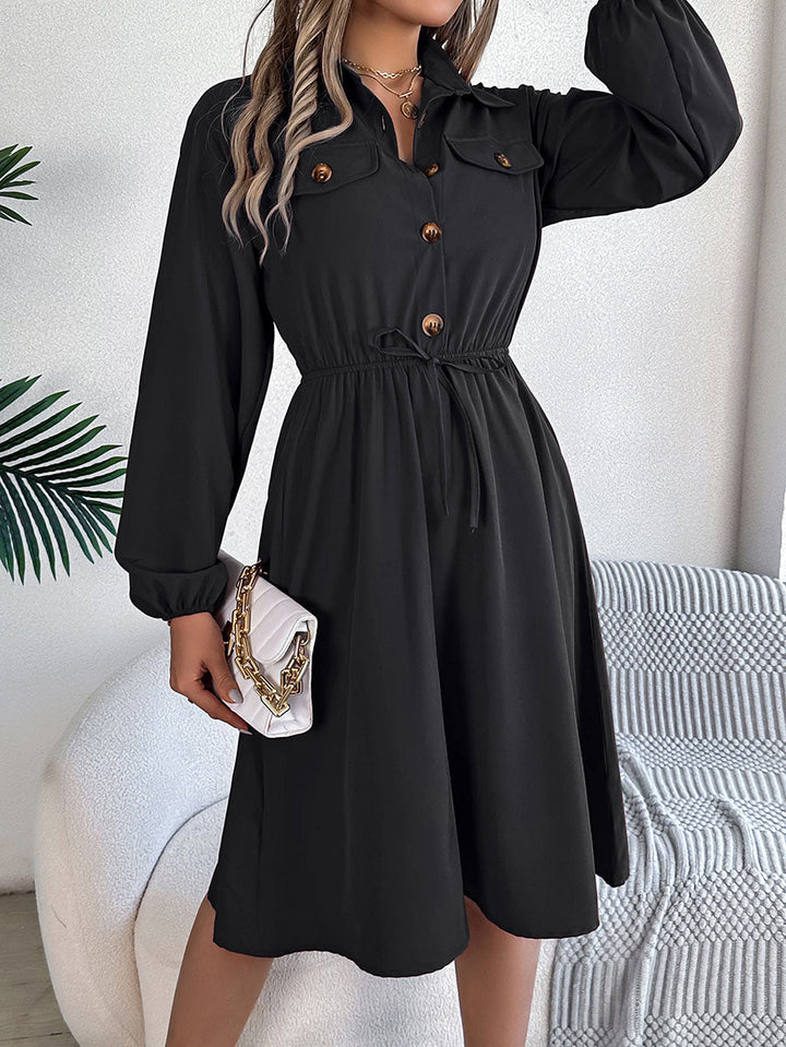 Robe chemise boutonnée plissée nouée coupe trapèze, à manches longues, à col revers, couleur unie