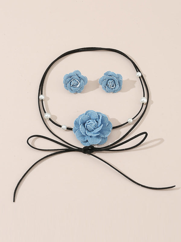 Parure collier et boucles d'oreilles perlée délicate en forme de fleur