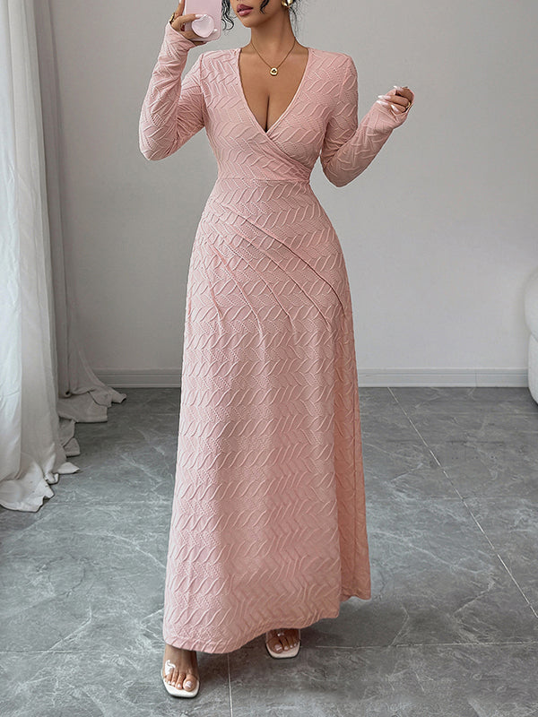 Robe longue plissée taille haute, à manches longues, à décolleté en V profond, couleur unie