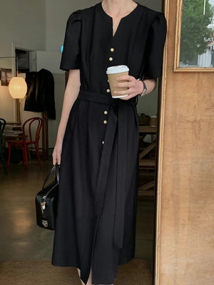 Robe mi-longue ample boutonnée coupe trapèze, à empiècements, à taille nouée, à col en V, couleur unie