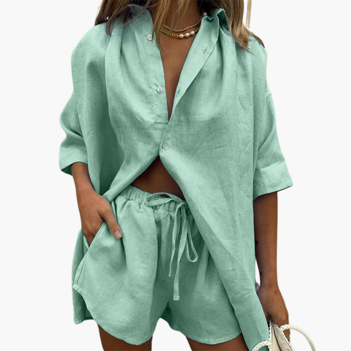 Ensemble deux pièces pour femmes - avec patte de boutonnage et shorts