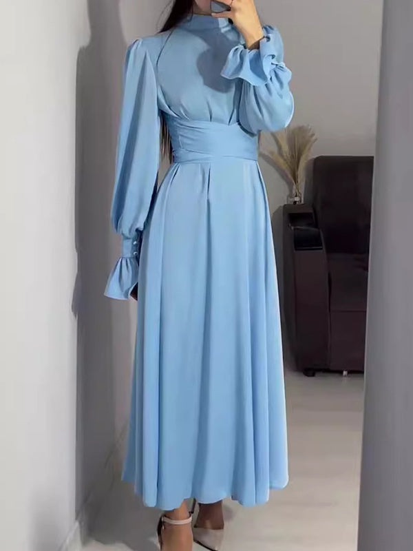 Robe longue plissée coupe trapèze, à manches longues, à taille nouée, à fermeture éclair, à col cheminée, couleur unie