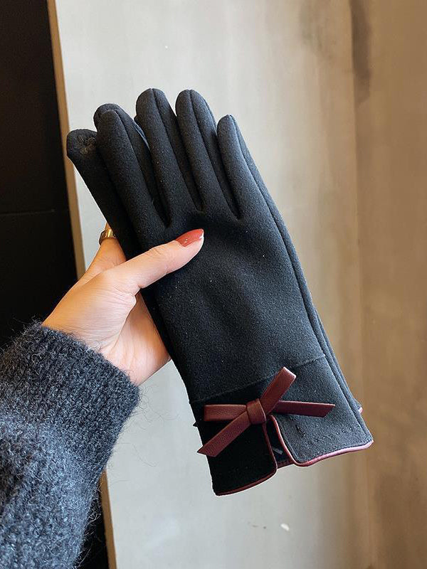Gants à empiècements ornés d'un nœud